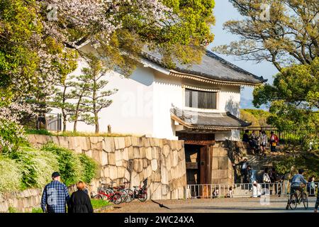 Aoyaguiche-Tor in Osaka Castle in Japan. Ein typisches Watariyagura-Tor im Yaguramon-Stil, Tor mit Turm über. Kinkomihagi Steinmauern. Stockfoto