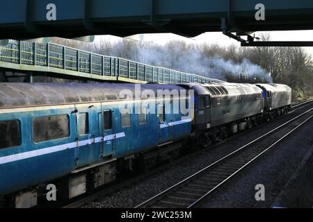 D1924 und D1935 ziehen BR Blue Kutschen an Werrington Junction, Peterborough, Cambridgeshire, England Stockfoto