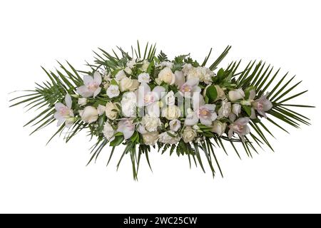 Weiße Rosenblüten und andere rosa Blumen und Blätter in Zusammensetzung isoliert auf weißem Hintergrund. Wunderschönes Arrangement frischer Blumen. Stockfoto