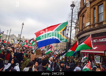 London, England, Großbritannien. Januar 2024. Ein Demonstrant hält eine südarikanische Flagge. Tausende von Menschen marschierten solidarisch mit Palästina in Zentral-London und forderten einen Waffenstillstand während des Krieges zwischen Israel und der Hamas. (Kreditbild: © Vuk Valcic/ZUMA Press Wire) NUR REDAKTIONELLE VERWENDUNG! Nicht für kommerzielle ZWECKE! Stockfoto