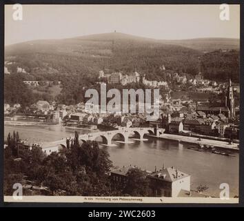 Blick auf Heidelberg und den Neckar, anonym, 1870 - 1900 Foto dieses Foto wurde von der anderen Seite des Neckars mit Blick auf die Karl-Theodor-Brücke aufgenommen. Heidelberger Papieralbumen drucken Stadtansicht im Allgemeinen; 'Veduta'. Brücke. Heidelberger fluss Stockfoto