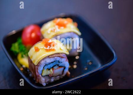 Sushi-Wagyu-Käse auf weißer Platte, japanisches Premium-Fleischkonzept. Stockfoto