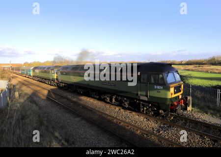 D1924 und D1935 ziehen BR Blue Kutschen an Werrington Junction, Peterborough, Cambridgeshire, England Stockfoto