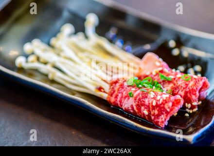 Enoki Wagyu Rindfleischbrötchen auf Gericht, japanisches Premium-Fleischkonzept Stockfoto