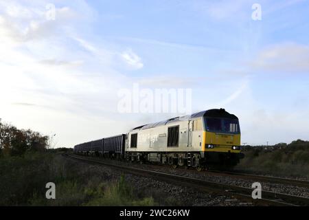 60055 DC Rail Freight, dieselbetriebener Güterzug in der Nähe des Stadtbahnhofs von Whittlesey, Fenland, Cambridgeshire, England Stockfoto