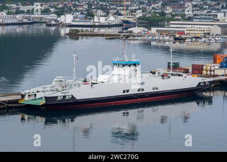 Die FRAM Roll-on-Roll-off-Passagierfähre Hjørundfjord liegt in Ålesund, Møre og Romsdal County, Norwegen. Stockfoto