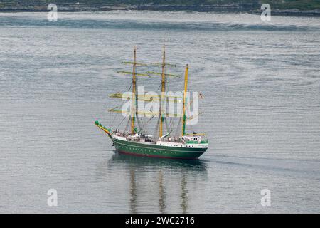 Die Alexander von Humboldt II., eine dreimagige Lastkahn, diente als ziviles Segelschulschiff in Ålesund, Møre og Romsdal, Norwegen. Stockfoto