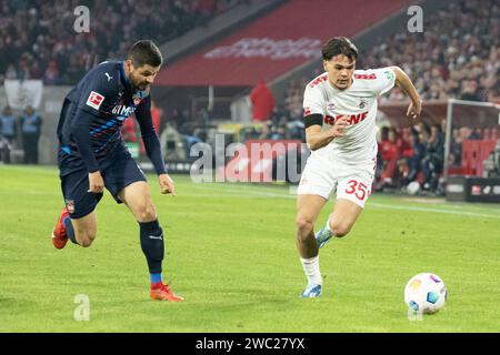 Laufduell zwischen Marnon Busch (FC Heidenheim, #02) und Max Finkgraefe (1. FC Köln, #35). Fußball: 1. Bundesliga, Saison 2023/2024, 17. Spieltag, 1. FC Köln - 1. FC Heidenheim 1846 am 13.01.2024 im RheinEnergieStadion in Köln Wichtiger Hinweis: Gemaess den Vorgaben der DFL Deutsche Fussball Liga bzw. Des DFB Deutscher Fussball-Bund ist es untersagt, in dem Stadion und/oder vom Spiel angefertigte Fotoaufnahmen in Form von Sequenzbildern und/oder videoaehnlichen Fotostrecken zu verwerten bzw. Verwerten zu lassen. Foto: Kirchner-Media/TH Stockfoto