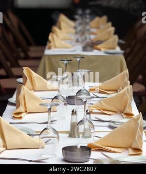 Elegantes Tischset im Fine Dining Restaurant Stockfoto