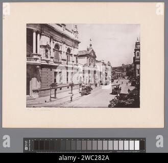 Straßenbild in Rua Primeiro de Marc mit dem Gerichtsgebäude und der Kirche da Cruz dos Militares in Rio de Janeiro, Marc Ferrz, 1890–1910 photomechanischer Druck Rio de Janeiro Papier. Pappkollotypischer Blick auf die Stadt und Landschaft mit künstlichen Bauten Rio de Janeiro Stockfoto