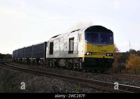 60055 DC Rail Freight, dieselbetriebener Güterzug in der Nähe des Stadtbahnhofs von Whittlesey, Fenland, Cambridgeshire, England Stockfoto