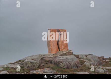 Denkmal zur Erinnerung an die ökologische Katastrophe, die durch den Untergang des Öltankers Prestige vor der galizischen Küste verursacht wurde, und in Anerkennung der Arbeit Stockfoto