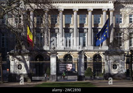 Fassade eines Herrenhauses mit belgischer und EU-Flagge Stockfoto