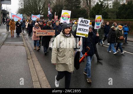 Gegendemonstration zu einer AFD Veranstaltung in Duisburg-Homberg unter dem Motto, kein Platz für Hass und Hetze in Duisburg, fand in Duisburg Homberg eine Gegenveranstaltung zu einer AFD Veranstaltung mit Alice Weidel statt. Anlass war der Neujahrsempfang der AfD. Nach Polizeiangaben demonstriert ca. 2400 Menschen gegen die AFD. Es hatten sich unterschiedlichste Gruppen zur Demonstration zusammengefunden. Die Kirchenkreise Moers, Dinslaken und Duisburg, das Duisburger Bündnis für Toleranz und Zivilcourage, Deutscher Gewerkschaftsbund Niederrhein und weitere politische Gruppen sowie zahlreich Stockfoto