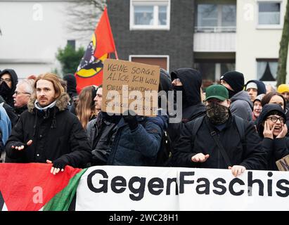 Gegendemonstration zu einer AFD Veranstaltung in Duisburg-Homberg unter dem Motto, kein Platz für Hass und Hetze in Duisburg, fand in Duisburg Homberg eine Gegenveranstaltung zu einer AFD Veranstaltung mit Alice Weidel statt. Anlass war der Neujahrsempfang der AfD. Nach Polizeiangaben demonstriert ca. 2400 Menschen gegen die AFD. Es hatten sich unterschiedlichste Gruppen zur Demonstration zusammengefunden. Die Kirchenkreise Moers, Dinslaken und Duisburg, das Duisburger Bündnis für Toleranz und Zivilcourage, Deutscher Gewerkschaftsbund Niederrhein und weitere politische Gruppen sowie zahlreich Stockfoto