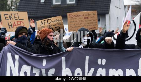 Gegendemonstration zu einer AFD Veranstaltung in Duisburg-Homberg unter dem Motto, kein Platz für Hass und Hetze in Duisburg, fand in Duisburg Homberg eine Gegenveranstaltung zu einer AFD Veranstaltung mit Alice Weidel statt. Anlass war der Neujahrsempfang der AfD. Nach Polizeiangaben demonstriert ca. 2400 Menschen gegen die AFD. Es hatten sich unterschiedlichste Gruppen zur Demonstration zusammengefunden. Die Kirchenkreise Moers, Dinslaken und Duisburg, das Duisburger Bündnis für Toleranz und Zivilcourage, Deutscher Gewerkschaftsbund Niederrhein und weitere politische Gruppen sowie zahlreich Stockfoto