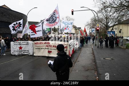 Gegendemonstration zu einer AFD Veranstaltung in Duisburg-Homberg unter dem Motto, kein Platz für Hass und Hetze in Duisburg, fand in Duisburg Homberg eine Gegenveranstaltung zu einer AFD Veranstaltung mit Alice Weidel statt. Anlass war der Neujahrsempfang der AfD. Nach Polizeiangaben demonstriert ca. 2400 Menschen gegen die AFD. Es hatten sich unterschiedlichste Gruppen zur Demonstration zusammengefunden. Die Kirchenkreise Moers, Dinslaken und Duisburg, das Duisburger Bündnis für Toleranz und Zivilcourage, Deutscher Gewerkschaftsbund Niederrhein und weitere politische Gruppen sowie zahlreich Stockfoto