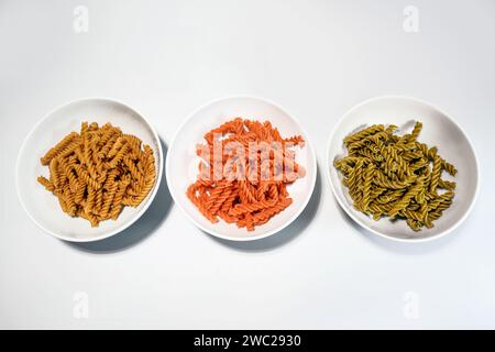 Hülsennudeln Fusilli mit weniger Kohlenhydraten, aber mehr Protein und Ballaststoffe für eine gesunde Ernährung, hergestellt aus Kichererbsen, roten Linsen und Mungbohnen in drei W Stockfoto