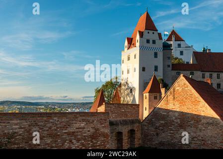 Halten Sie sich mit dem Wittelsbachturm der mittelalterlichen Burg Trausnitz über Landshut in der Abendsonne, Bayern, Deutschland Stockfoto