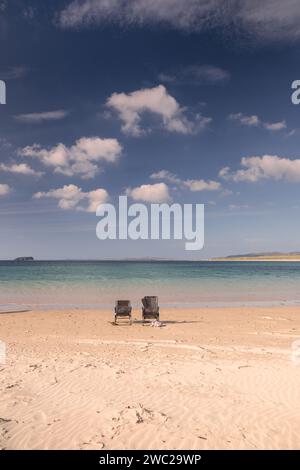 Sonnenliegen im Pollan Strand, County Donegal, Irland Stockfoto