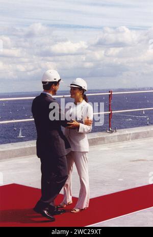 Oresund Link Brige /Denmasrk-Sweden/n14 August 1999 /Histoiral Images swdiswh Kronprinzessin Virocia begrüßt daniosch krunerten Prinzen Frederiks am oresund Link Bridge zwischen Dänemark und schweden mit Zug und Bus und Auto am königlichen Abend von der schwedischen und dänischen Wasser zur schwedischen Seite die königlichen Veranstaltungen von gradn. (Photo.Francis Joseph Dean/Dean Pictures) Stockfoto