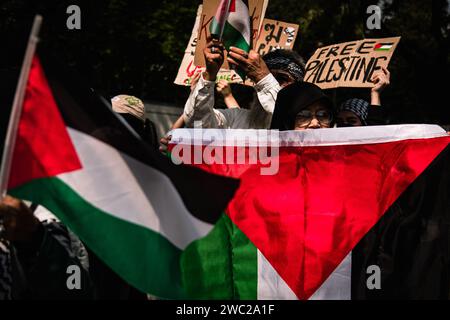 Bangkok, Bangkok, Thailand. Januar 2024. 13. Januar 2024, Bangkok, thailändisch-muslimische Demonstranten schreien Parolen und halten Plakate bei einem Protest, der zu einem dauerhaften Waffenstillstand im Gazastreifen anlässlich des Globalen Aktionstages für Gaza in der US-Botschaft in Bangkok aufruft. (Kreditbild: © Wissarut Weerasopon/ZUMA Press Wire) NUR REDAKTIONELLE VERWENDUNG! Nicht für kommerzielle ZWECKE! Stockfoto