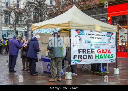 13. Januar 24 Glasgow, Vereinigtes Königreich. In der Buchanan Street, Glasgow, Schottland, wurde ein Pop-up-Stall errichtet, der eine pro-israelische, pro-palästinensische und pro-friedensfördernde Botschaft fördert. Quelle: Findlay/Alamy Live News Stockfoto