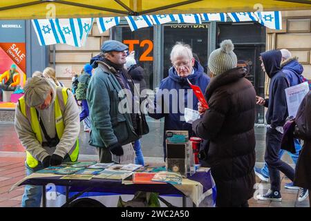 13. Januar 24 Glasgow, Vereinigtes Königreich. In der Buchanan Street, Glasgow, Schottland, wurde ein Pop-up-Stall errichtet, der eine pro-israelische, pro-palästinensische und pro-friedensfördernde Botschaft fördert. Quelle: Findlay/Alamy Live News Stockfoto