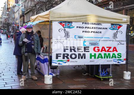 13. Januar 24 Glasgow, Vereinigtes Königreich. In der Buchanan Street, Glasgow, Schottland, wurde ein Pop-up-Stall errichtet, der eine pro-israelische, pro-palästinensische und pro-friedensfördernde Botschaft fördert. Quelle: Findlay/Alamy Live News Stockfoto