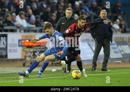 Jack Ellis von Carlisle United fordert James Henry von Oxford United während des Spiels der Sky Bet League 1 zwischen Carlisle United und Oxford United am Samstag, den 13. Januar 2024 in Brunton Park, Carlisle, heraus. (Foto: Robert Smith | MI News) Credit: MI News & Sport /Alamy Live News Stockfoto