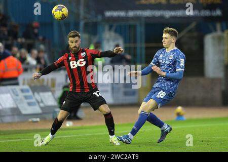 Jack Ellis von Carlisle United will James Henry von Oxford United während des Spiels der Sky Bet League 1 zwischen Carlisle United und Oxford United am Samstag, den 13. Januar 2024 in Brunton Park, Carlisle, herausfordern. (Foto: Robert Smith | MI News) Credit: MI News & Sport /Alamy Live News Stockfoto