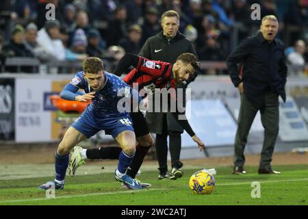 Jack Ellis von Carlisle United fordert James Henry von Oxford United während des Spiels der Sky Bet League 1 zwischen Carlisle United und Oxford United am Samstag, den 13. Januar 2024 in Brunton Park, Carlisle, heraus. (Foto: Robert Smith | MI News) Credit: MI News & Sport /Alamy Live News Stockfoto