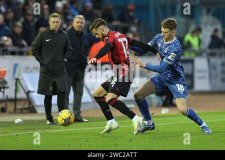 Jack Ellis von Carlisle United will James Henry von Oxford United während des Spiels der Sky Bet League 1 zwischen Carlisle United und Oxford United am Samstag, den 13. Januar 2024 in Brunton Park, Carlisle, herausfordern. (Foto: Robert Smith | MI News) Credit: MI News & Sport /Alamy Live News Stockfoto