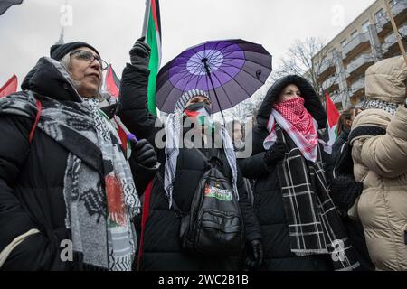 In Berlin demonstrierte ein umstrittener Protest pro Palästina am 13. Januar 2024 in Neptunbrunnen bei Alexanderplatz die eskalierenden Spannungen um den israelisch-Gaza-Krieg. Demonstranten, die sich vehement gegen Israels Militäraktionen in Gaza wehren, beschuldigten die Nation des Terrorismus und des Völkermords. Bundeskanzler Olaf Scholz wurde wegen dessen ins Visier genommen, was Demonstranten als seine Unfähigkeit empfanden, die Not des Gazastreifens angemessen anzugehen, wobei einige ihm vorwarfen, "Blut an den Händen" zu haben. Ein bemerkenswerter Aspekt des Protestes war die ausdrückliche Unterstützung für den Jemen, die in Gesängen zum Lob der aggressiven Aktion der Huthi-Bewegung zum Ausdruck kam Stockfoto