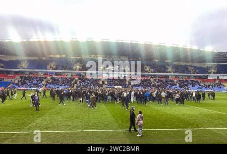 Handout Foto von Mark Mansfield. Lesefans erobern das Spielfeld während des Spiels der Sky Bet League One im Select Car Leasing Stadium. Reading’s League One Spiel gegen Port Vale wurde nach 16 Minuten beendet, als rund 1.000 Heimfans das Spielfeld eroberten. Sie protestierten gegen die Vereinsbesitzer von Dai Yongge und das Spiel war bereits drei Minuten lang aufgehalten worden, als Tennisbälle auf die Spielfläche geworfen wurden. Bilddatum: Samstag, 13. Januar 2024. Stockfoto