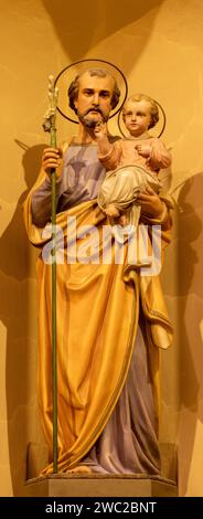 VICENZA, ITALIEN - 7. NOVEMBER 2023: Die Statue von St. Joseph in der Kirche Chiesa di Santo Stefano von unbekanntem Künstler. Stockfoto