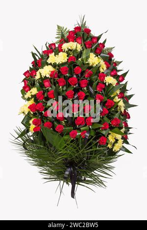 Ein Kranz aus frischen roten Rosen und anderen gelben Blumen und Grün. Stockfoto