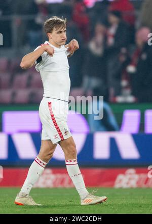 Köln, Deutschland. Januar 2024. Fußball, Bundesliga, Spieltag 17, 1. FC Köln - 1. FC Heidenheim, RheinEnergieStadion: Kölner Timo Hübers reagiert nach dem Spiel. Hinweis: Marius Becker/dpa – WICHTIGER HINWEIS: gemäß den Vorschriften der DFL Deutscher Fußball-Liga und des DFB Deutscher Fußball-Bundes ist es verboten, im Stadion und/oder des Spiels aufgenommene Fotografien in Form von sequenziellen Bildern und/oder videoähnlichen Fotoserien zu verwenden oder zu nutzen./dpa/Alamy Live News Stockfoto