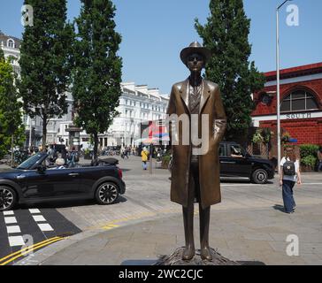 LONDON, Großbritannien – 9. JUNI 2023: Statue des ungarischen Komponisten Bela Bartok von Imre Varga um 2004 Stockfoto