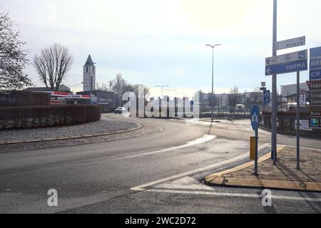 Kreisverkehr mit einem Glockenturm und einer Tankstelle daneben in einem Dorf in der italienischen Landschaft Stockfoto