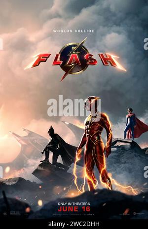 The Flash (2023) von Andy Muschietti mit Ezra Miller, Michael Keaton und Sasha Calle. Barry Allen nutzt seine Supergeschwindigkeit, um die Vergangenheit zu verändern, aber sein Versuch, seine Familie zu retten, erschafft eine Welt ohne Superhelden und zwingt ihn, um sein Leben zu rennen, um die Zukunft zu retten. US-Poster mit einem Blatt ***NUR FÜR REDAKTIONELLE ZWECKE***. Quelle: BFA / Warner Bros Stockfoto