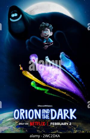 Orion and the Dark (2024) unter der Regie von Sean Charmatz mit Carla Gugino, Natasia Demetriou und Paul Walter Hauser. Orion, ein kleiner Junge, der Höhenangst hat, Haustiere, und durch das schlimmste aller Gefahren fast katatonisch gemacht wurde: Die Dunkelheit. Die Dunkelheit nimmt Orion mit auf eine nächtliche Reise, um dem Jungen zu beweisen, dass das einzige, was man fürchten muss, Angst ist. US-Poster mit einem Blatt ***NUR FÜR REDAKTIONELLE ZWECKE***. Kredit: BFA/Netflix Stockfoto