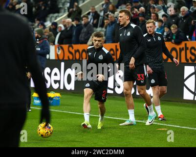 13. Januar 2024; St. James' Park, Newcastle, England; Premier League Football, Newcastle United gegen Manchester City; Kieran Trippier von Newcastle United wärmt sich auf Stockfoto