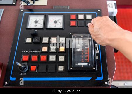 Navigationsbedienfeld mit Hand. Steuerung des Schiffsmotors. Navigationsbrücke. Stockfoto