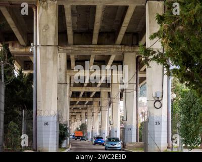 Sotschi, Russland - 2023. Februar: Straße mit geparkten Autos unter einem Viadukt, Sotschi Stockfoto