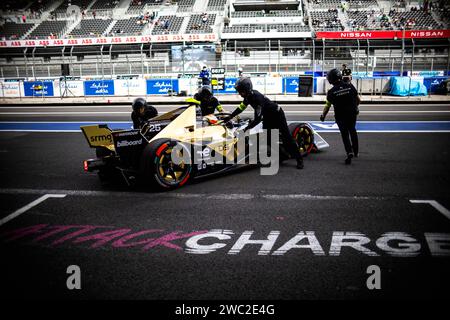 25 VERGNE Jean-Eric (fra), DS Penske, DS E-tense FE23, Boxengasse, Ambiente während des Hankook Mexico City ePrix 2024, 1. Treffen der ABB FIA Formel E Weltmeisterschaft 2023-24, auf dem Autodromo Hermanos Rodriguez vom 11. Bis 13. Januar in Mexiko-Stadt, Mexiko - Foto Thomas Fenetre / DPPI Stockfoto