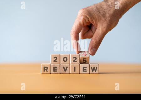 2024 Geschäfts- und Kundenbewertung für die strategische Planung im nächsten Jahr 2024. Drehen von 2023 bis 2024 auf Holzblöcken. Stockfoto