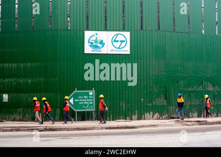 Neu-Delhi, Delhi, Indien. Januar 2024. Indische Arbeiter, die bei Kälte in der Hauptstadt Delhi arbeiten (Credit Image: © Mohsin Javed/ZUMA Press Wire) NUR REDAKTIONELLE VERWENDUNG! Nicht für kommerzielle ZWECKE! Stockfoto