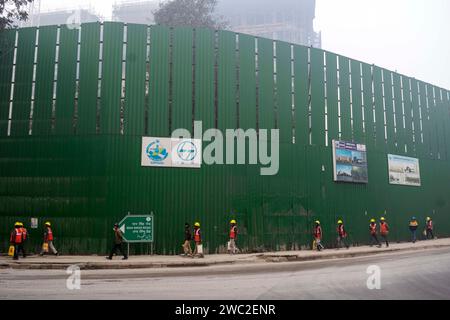 Neu-Delhi, Delhi, Indien. Januar 2024. Indische Arbeiter, die bei Kälte in der Hauptstadt Delhi arbeiten (Credit Image: © Mohsin Javed/ZUMA Press Wire) NUR REDAKTIONELLE VERWENDUNG! Nicht für kommerzielle ZWECKE! Stockfoto