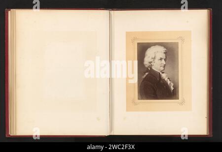 Fotoproduktion eines gemalten Porträts von Wolfgang Amadeus Mozart von Carl Jaeger, Anonym, Carl Jaeger, in oder nach 1870 - in oder vor 1872 Fotografie Papieralbumen Druckbild, Malerei. Porträt des Komponisten Stockfoto
